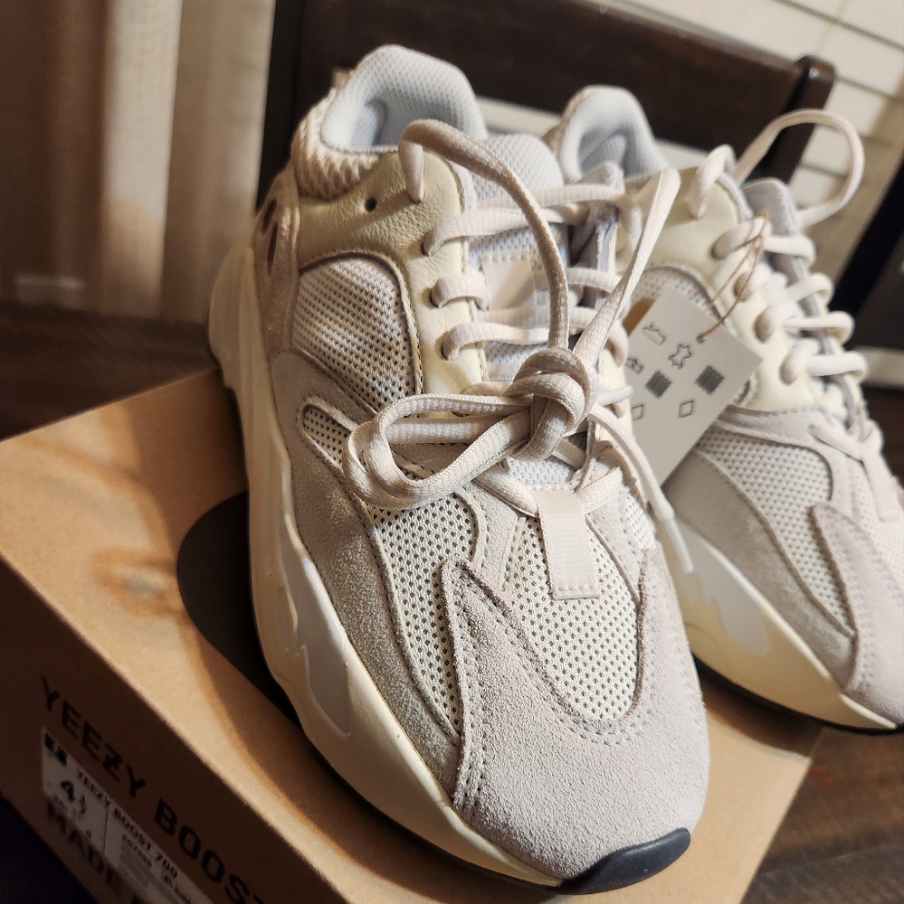 SOLD!!!2023 Yeezy boost 700  - Analog NWT